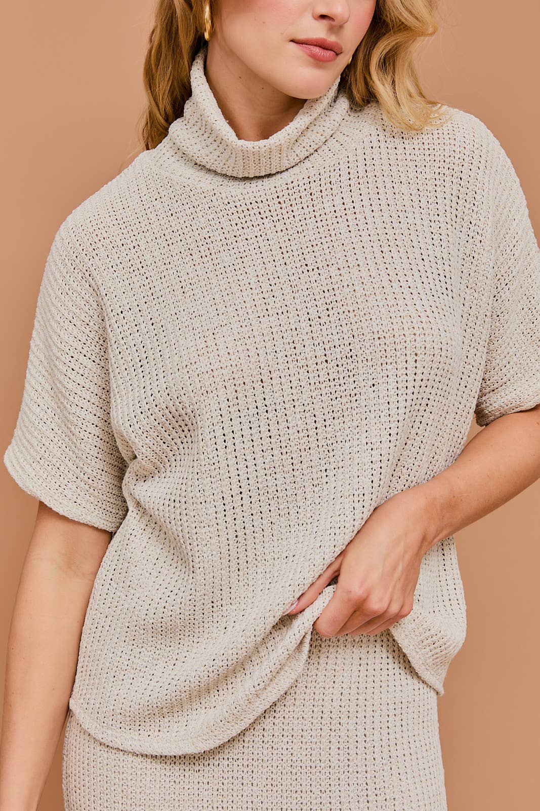 SHORT SLEEVE TURTLE NECK TEXTURED TOP