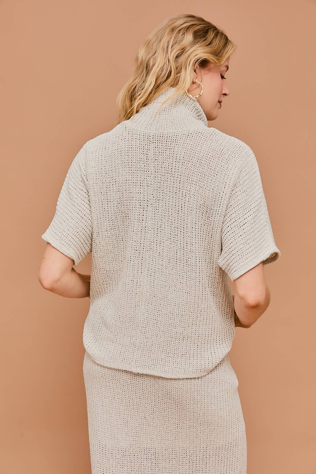 SHORT SLEEVE TURTLE NECK TEXTURED TOP