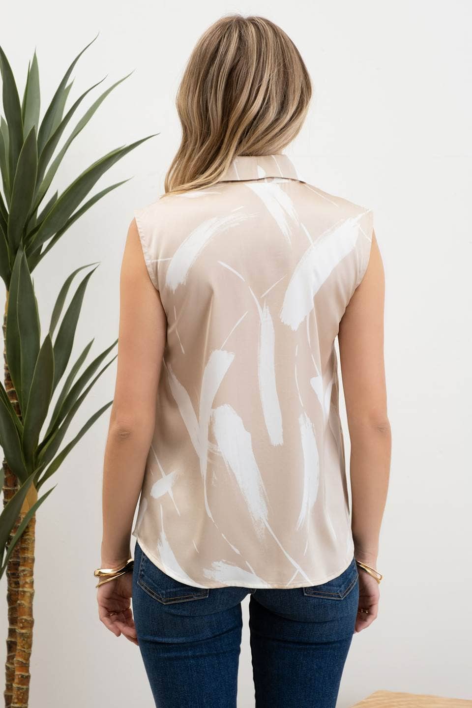 BRUSH STROKE COLLARED SLEEVELESS BLOUSE