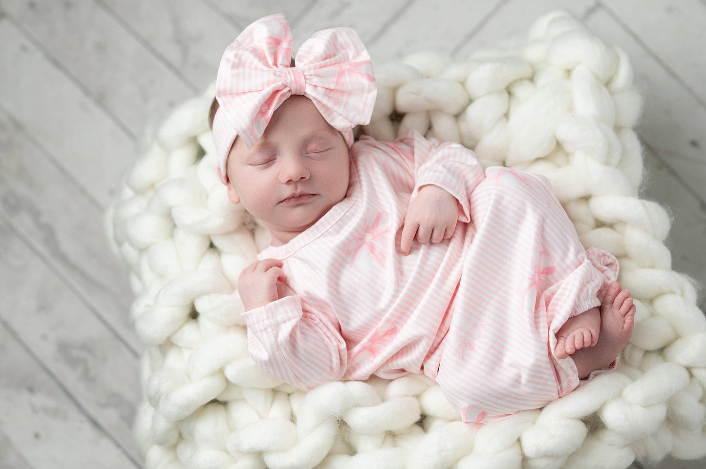 Infant Girls White and Pink Bow Baby Gown: 0-3 Months
